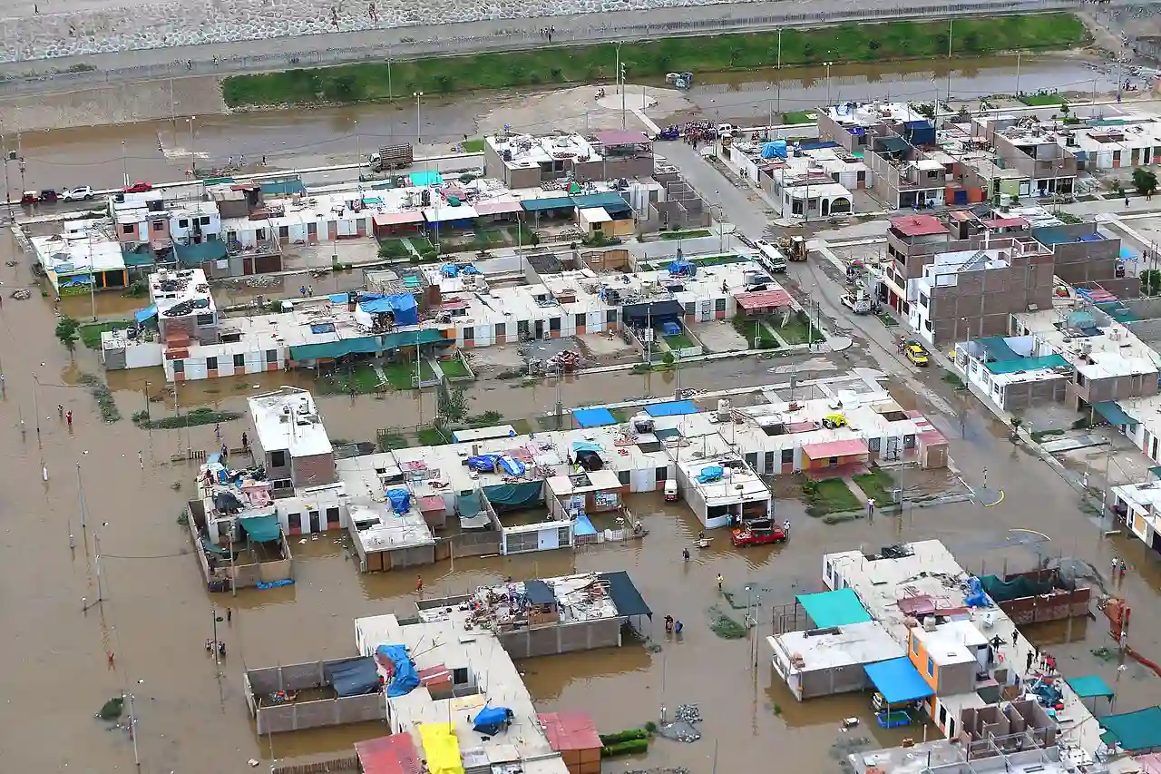 desbordan cinco ríos y un estero en Ecuador