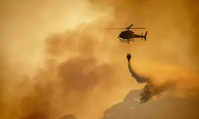 dos helicópteros combaten el fuego