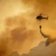 dos helicópteros combaten el fuego