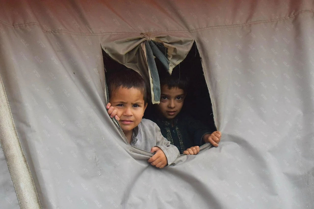 dos niños en una tienda en Gaza