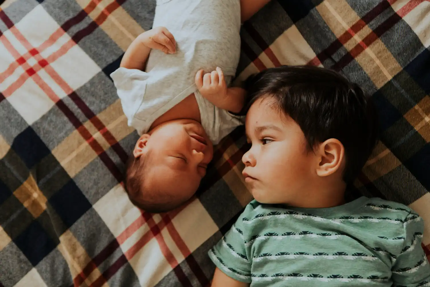 dos niños peruanos tumbados