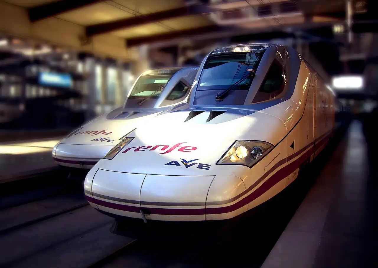 dos trenes AVE Madrid-Barcelona