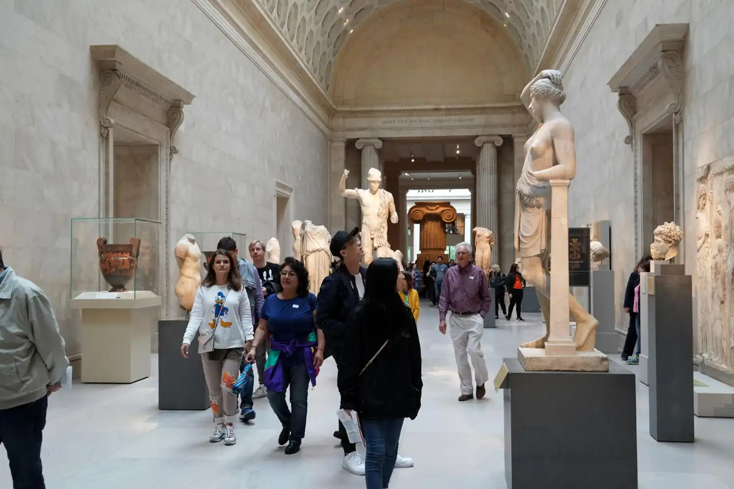 grupo de personas en un Museo