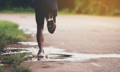 hombre corre en una carretera