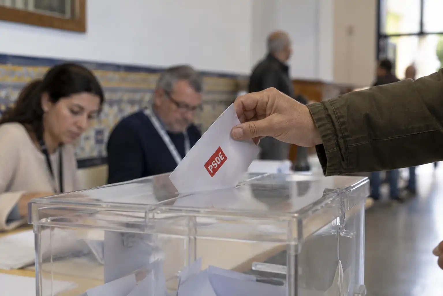 hombre del psoe votando