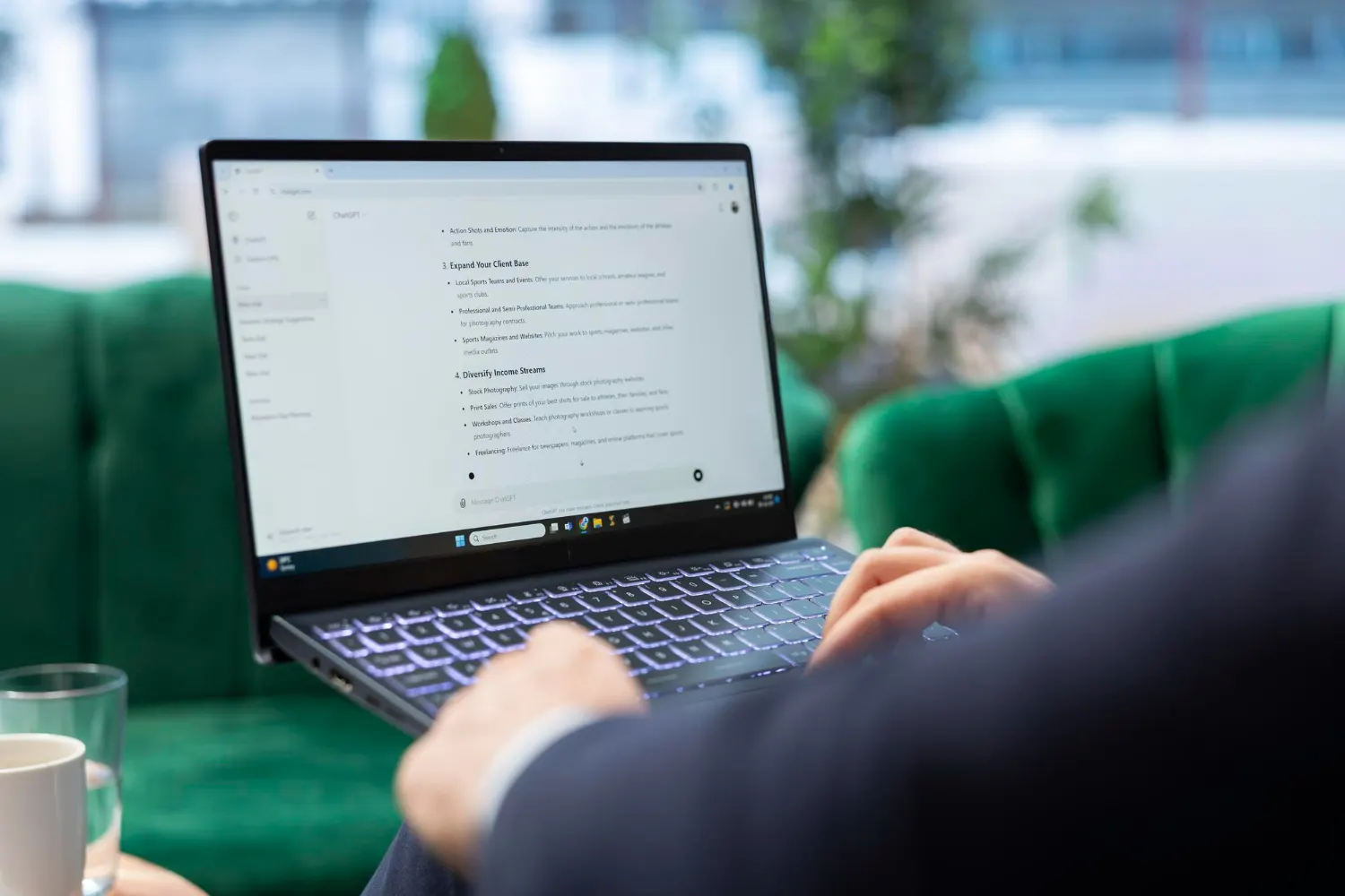 hombre escribiendo con OpenAI