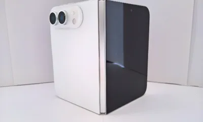 iPhone Duo en una estanteria