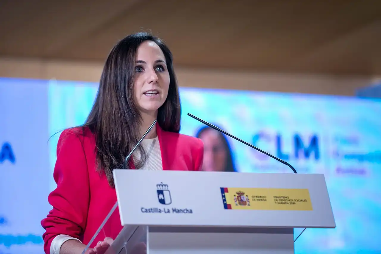ione belarra hablando desde un atril