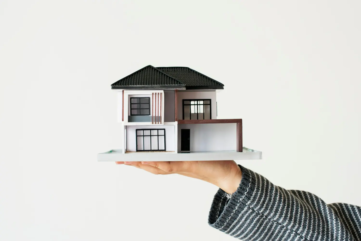 mano sostiene casa nueva