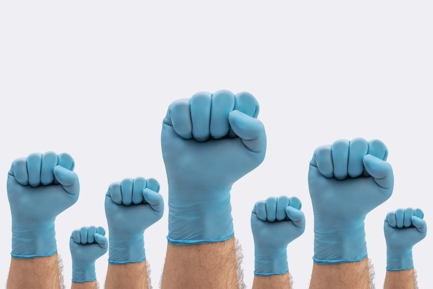 manos de medicos con guantes haciendo puño