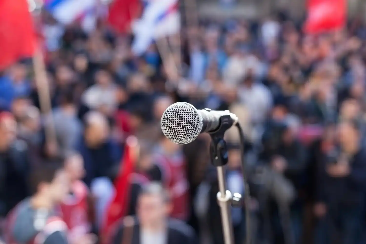 micro delante de gente manifestando