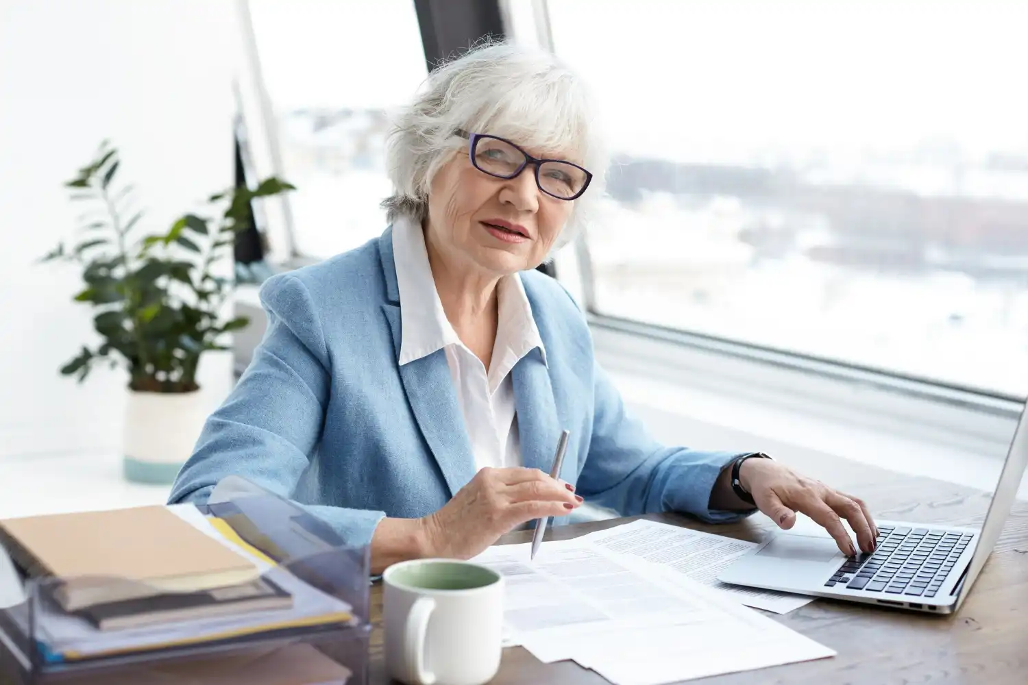 mujer anciana trabaja en oficina