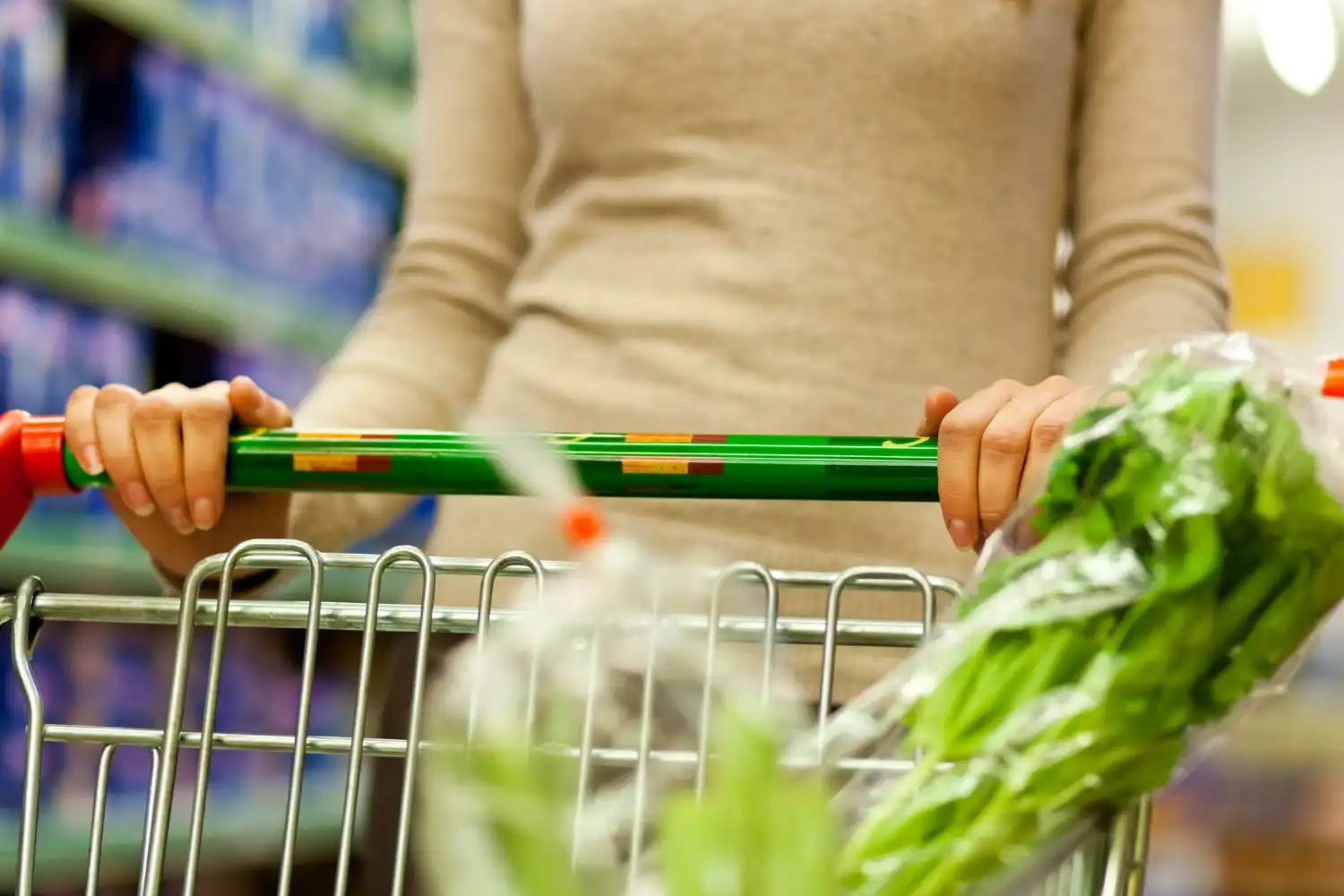 mujer con carrito comprando en el super