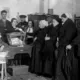mujeres españolas votan por primera vez