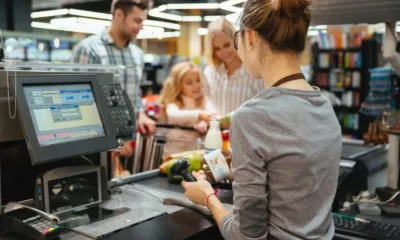 pagando en el supermercado europeo