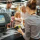 pagando en el supermercado europeo