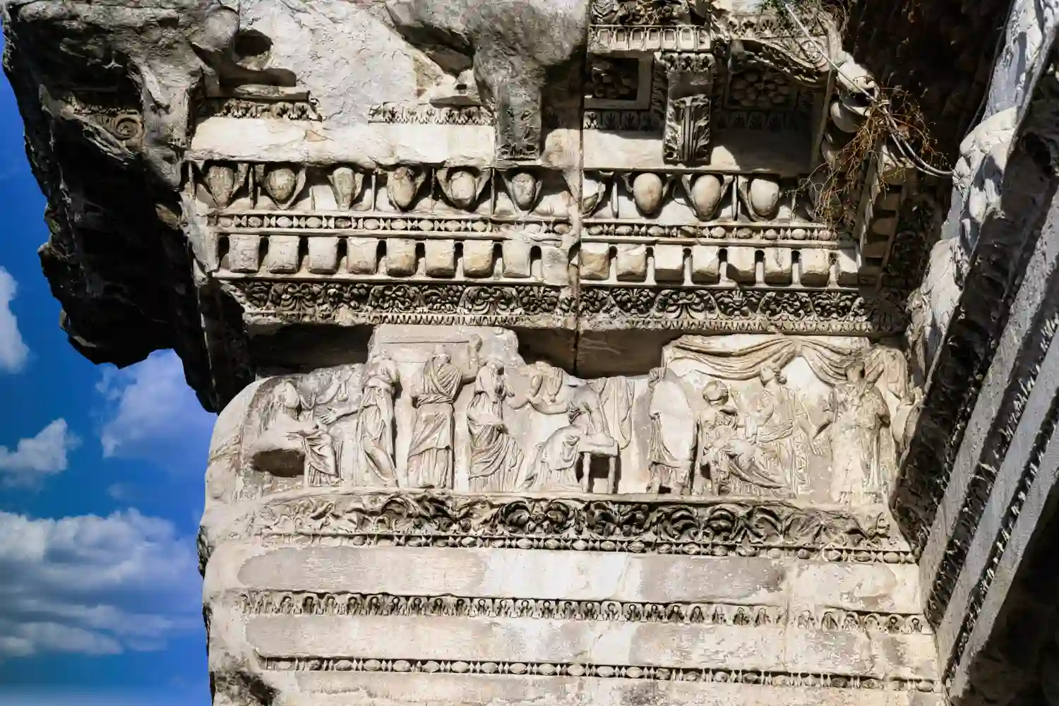 parte alta de columna antigua