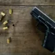 pistola con balas de detective