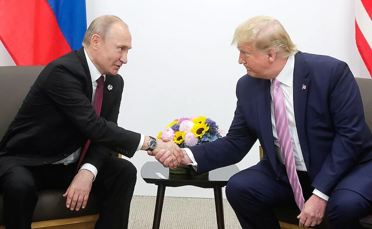 plutin dando la mano a trump