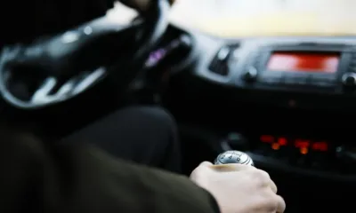 roba otro coche y embiste tres vehículos