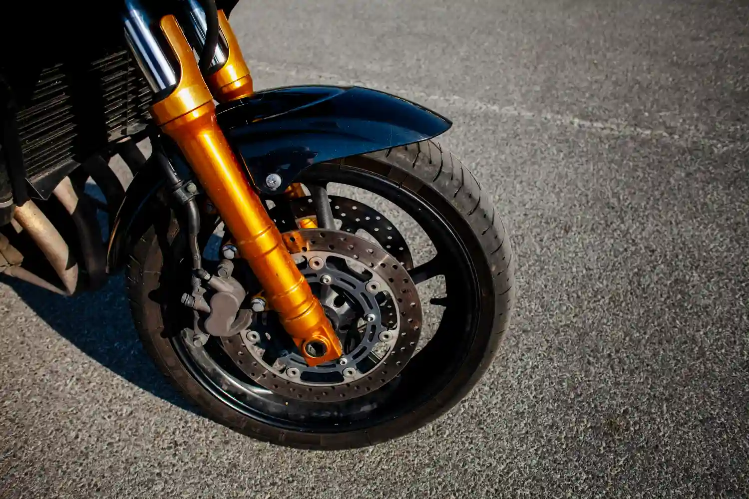rueda delantera de una moto