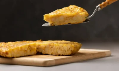 sirviendo una tortilla