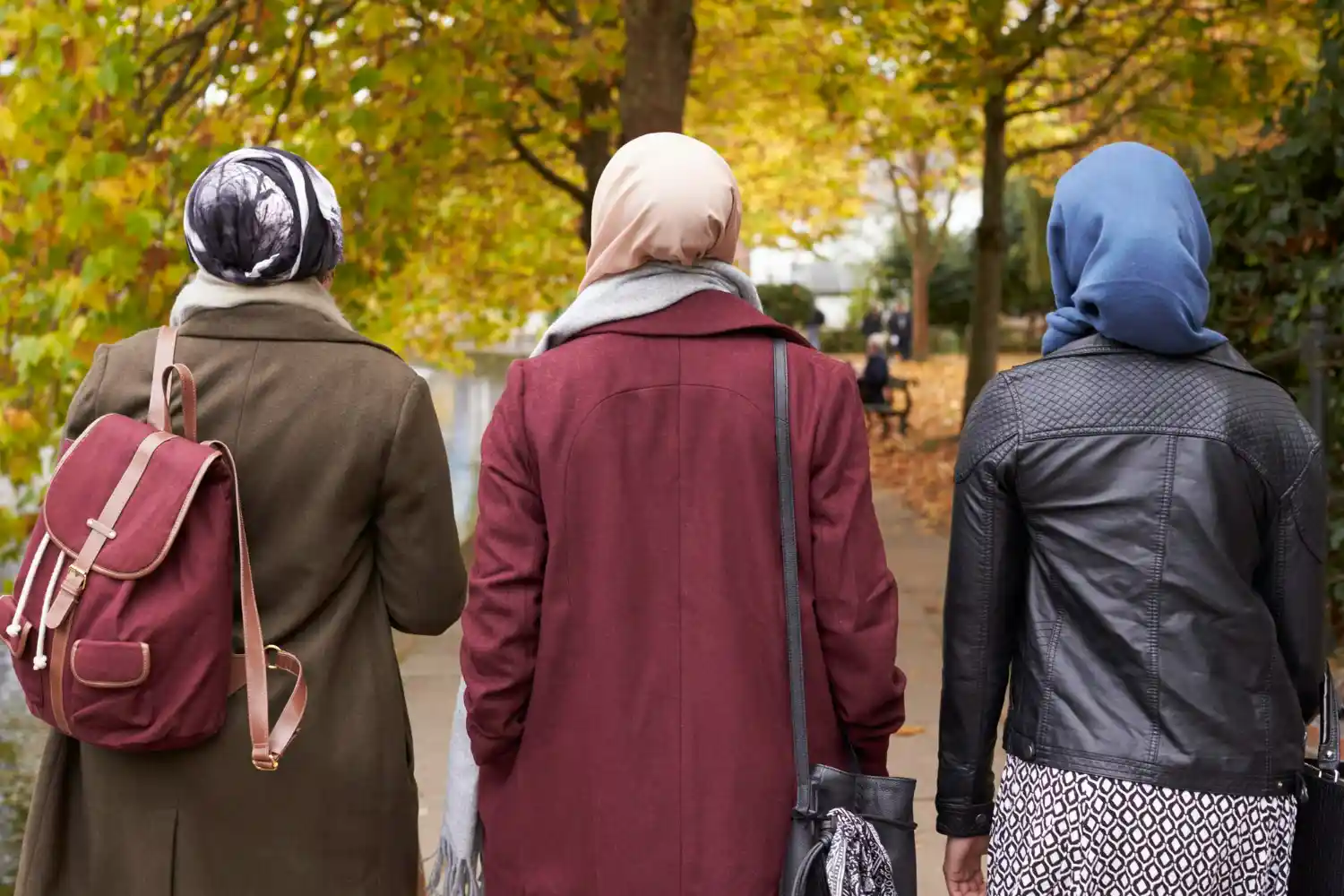 tres mujeres islam caminan parque