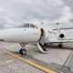 un avion privado en pista