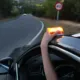 un coche con baliza V16