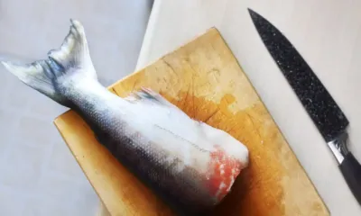 un cuchillo en una pescadería