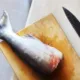 un cuchillo en una pescadería