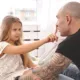 un padre por una bofetada a su hija