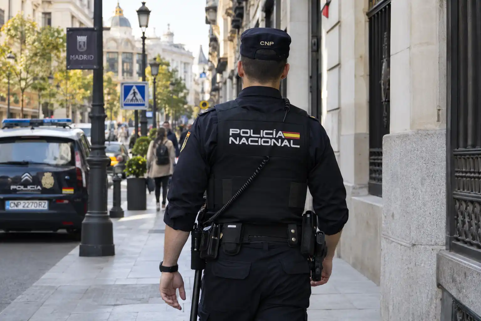 un policía camina por alicante