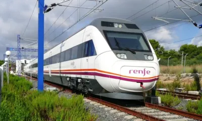 un tren de renfe en marcha
