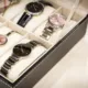 una caja con relojes de lujo